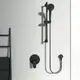 Schwarze Brausearmatur an der Wand mit Handbrause, Schlauch und Bedienelement in minimalistischer Optik, hergestellt von Ideal Standard.